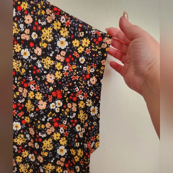 Kim & Cami - Floral Ribbed Tee - Picture 4 of 5